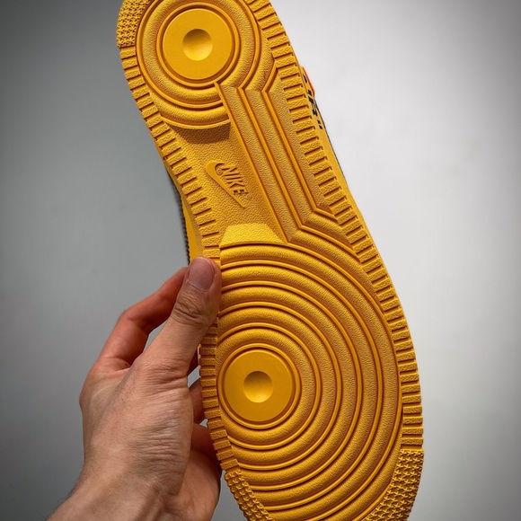 Nike x Off-White Air Force 1 Low "University Gold" - Picture 7 of 13